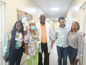 Read more about the article El Director del Hospital Provincial Rosa Duarte, Dr. Leonel Montero, recibió en su despacho a Roberto Ángel