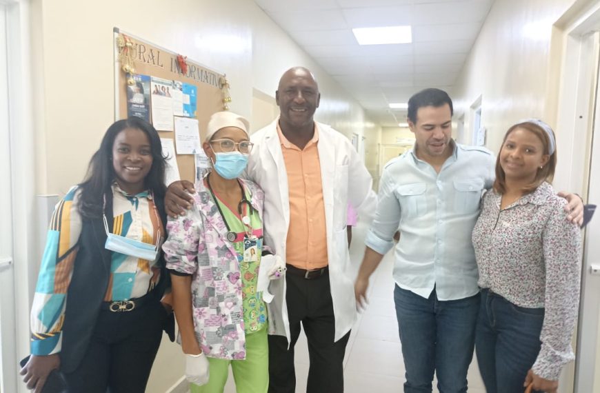 El Director del Hospital Provincial Rosa Duarte, Dr. Leonel Montero, recibi&oacute; en su despacho a Roberto &Aacute;ngel