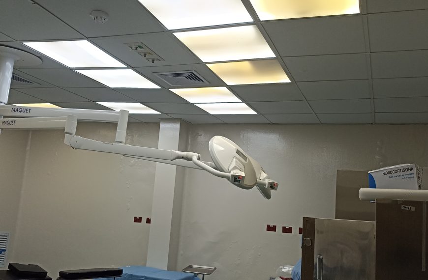Hospital Provincial Rosa Duarte, reparo el techo que se desplomo en el &aacute;rea de maternidad.