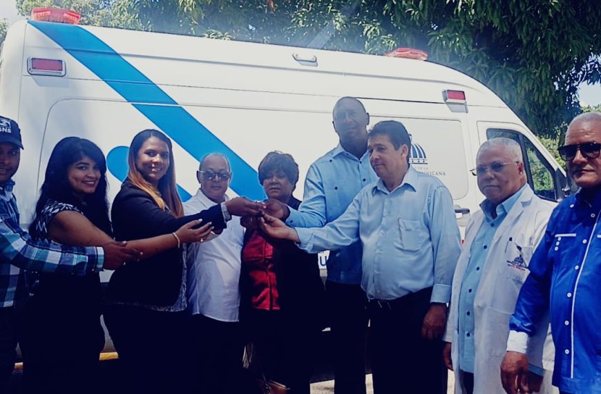 El Servicio Nacional de Salud entreg&oacute; una nueva Ambulancia en el Hospital Rosa Duarte de comendador.