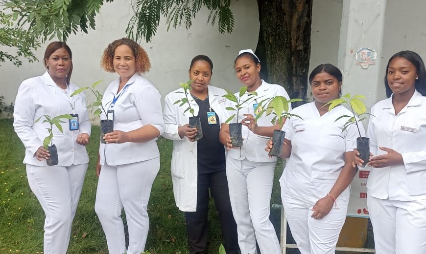 El Hospital Provincial Rosa Duarte promueve el Medio Ambiente a trav&eacute;s de siembra de arboles.