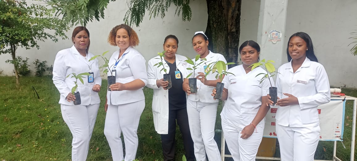 Read more about the article El Hospital Provincial Rosa Duarte promueve el Medio Ambiente a través de siembra de arboles.